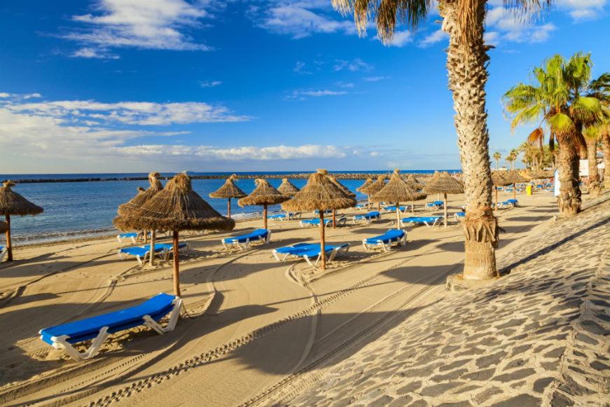 ロス・クリスティアーノスにあるCRISTIGOLF Los Cristianosの海沿いのビーチ(わら製のパラソル、椅子付)