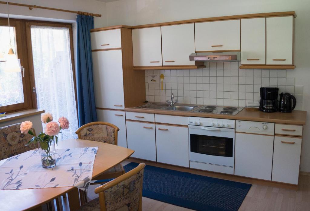 A kitchen or kitchenette at Britzerhof