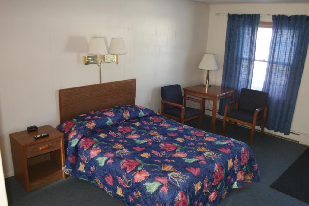 Un pat sau paturi într-o cameră la Bluffs Inn