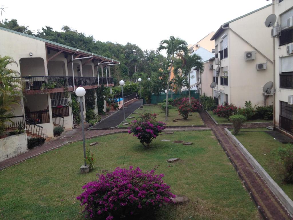 a view of the courtyard of a building at Studio Bas du Fort Guadeloupe in Le Gosier