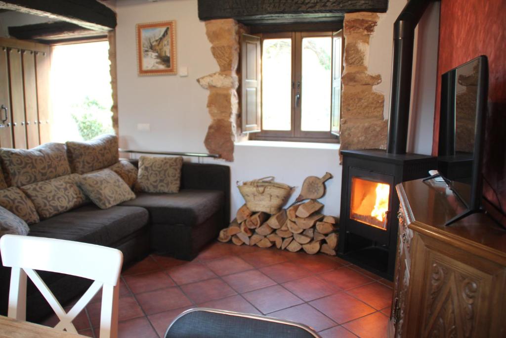 - un salon avec un canapé et une cheminée dans l'établissement Casa Soleta Ezcaray, à Ezcaray