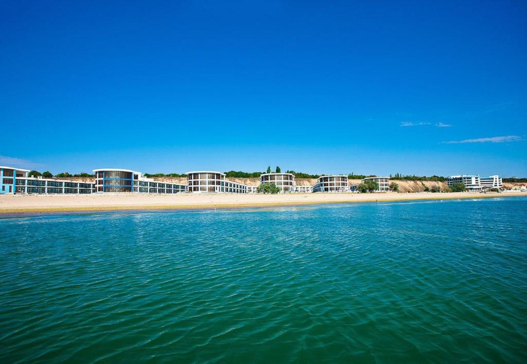 a view of a beach with buildings and the water at Apartment near the sea in Gribovka