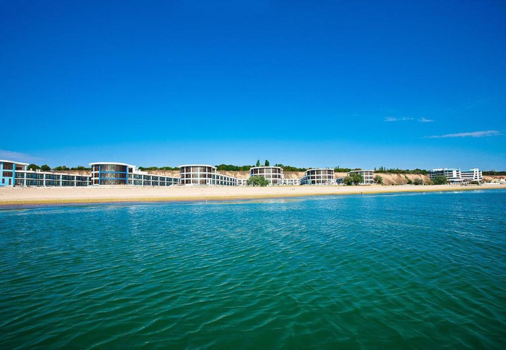 ヘリボブカにあるApartment near the seaの建物と水辺のビーチの景色を望めます。