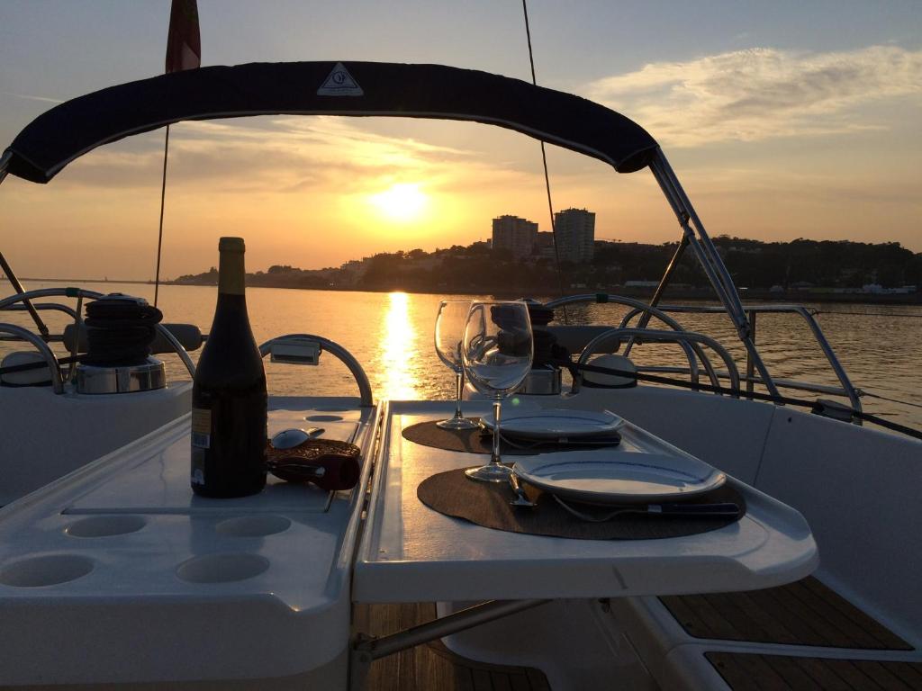 ヴィラ・ノヴァ・デ・ガイアにあるDouro Sailingのボート上のワイン1本とグラスを用意したテーブル