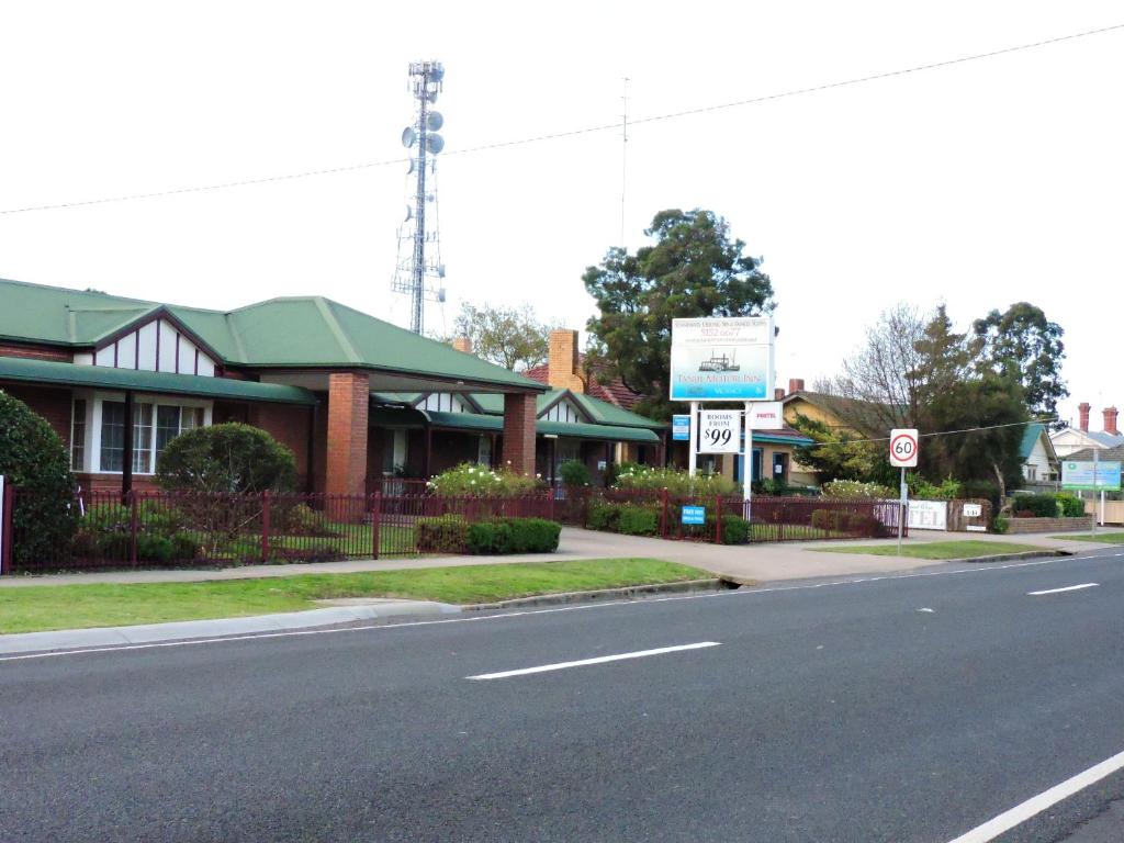 a building on the side of a street at Bairnsdale Tanjil Motor Inn in Bairnsdale