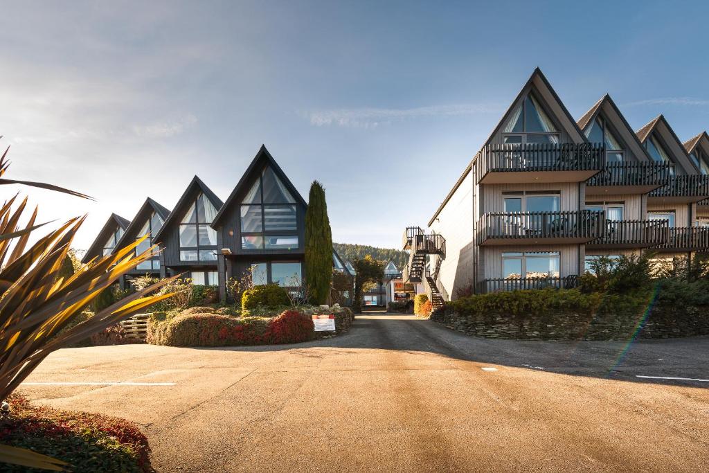 eine Reihe von Häusern mit Balkon auf einer Straße in der Unterkunft Heartland Hotel Queenstown in Queenstown