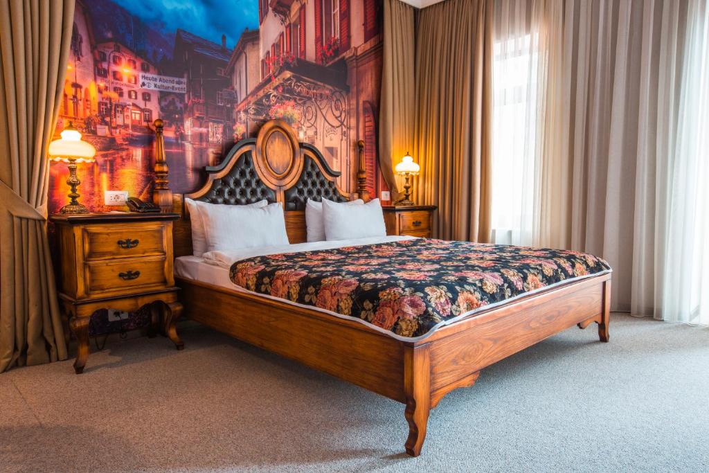 - une chambre avec un grand lit dans l'établissement Boutique Hotel Baku, à Baku