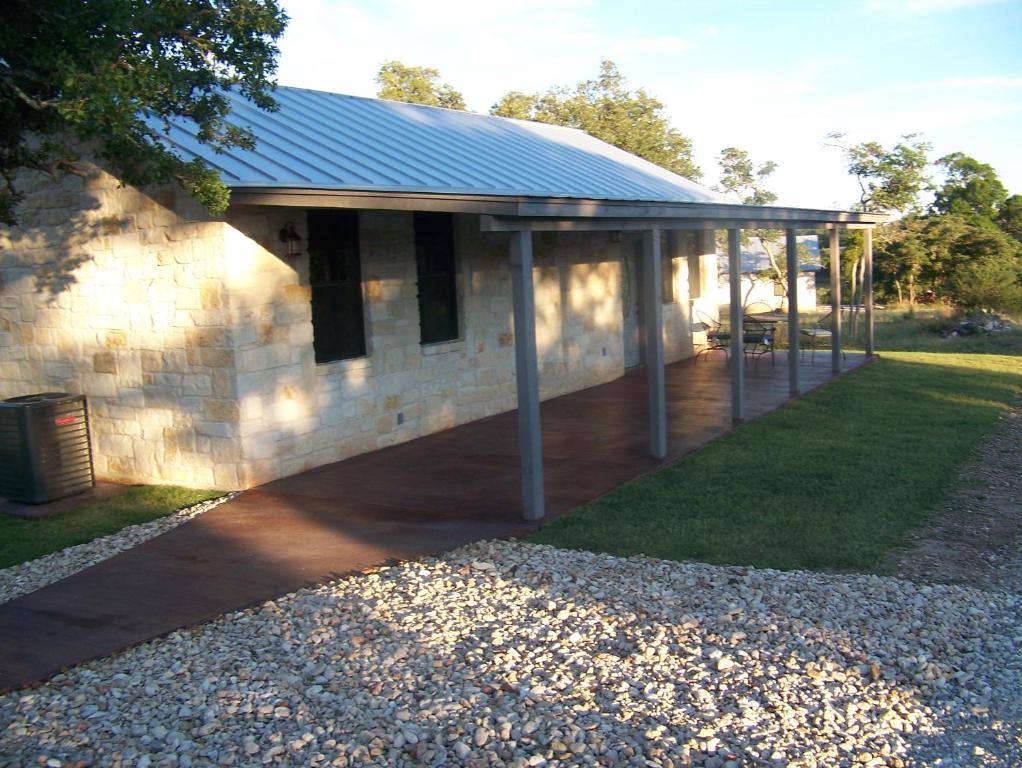 a building with a pavilion with a roof at Breezy Hills Cottages - Hill Top Cottage in Fredericksburg