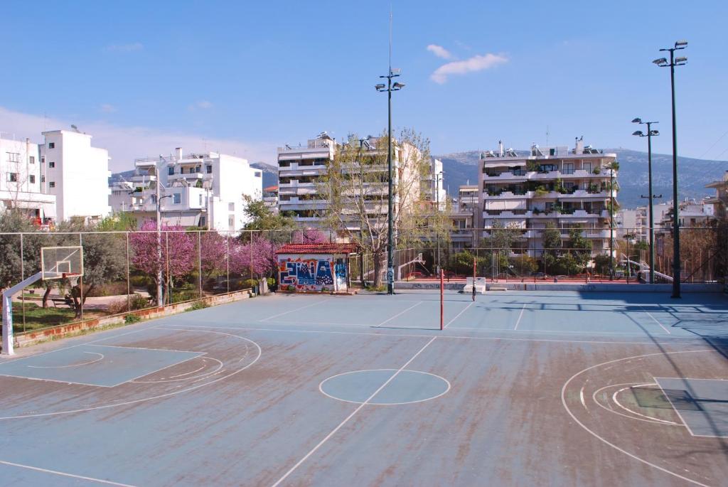 Tenis alebo squash v ubytovaní Luxurious Loft with Garden alebo jeho okolí