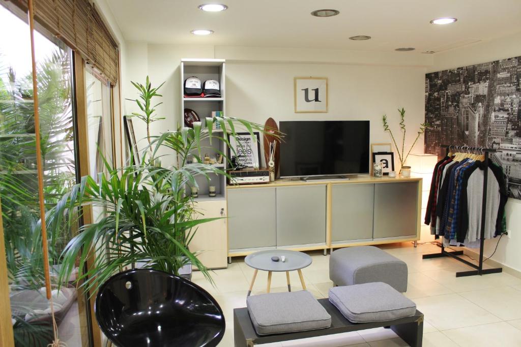 Televízia a/alebo spoločenská miestnosť v ubytovaní Luxurious Loft with Garden