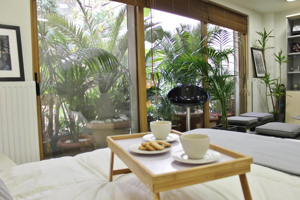 雅典的住宿－帶花園豪華閣樓公寓，客厅配有咖啡桌和2杯咖啡