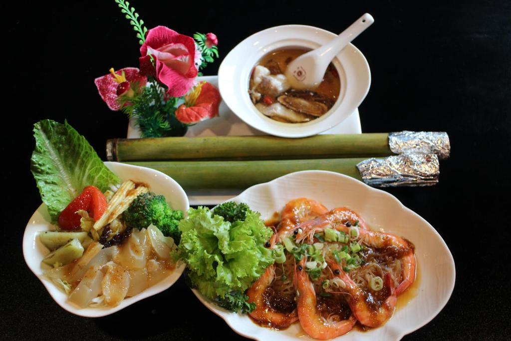 新城鄉的住宿－花蓮嵐海民宿，一大盘蔬菜和一碗汤的食物