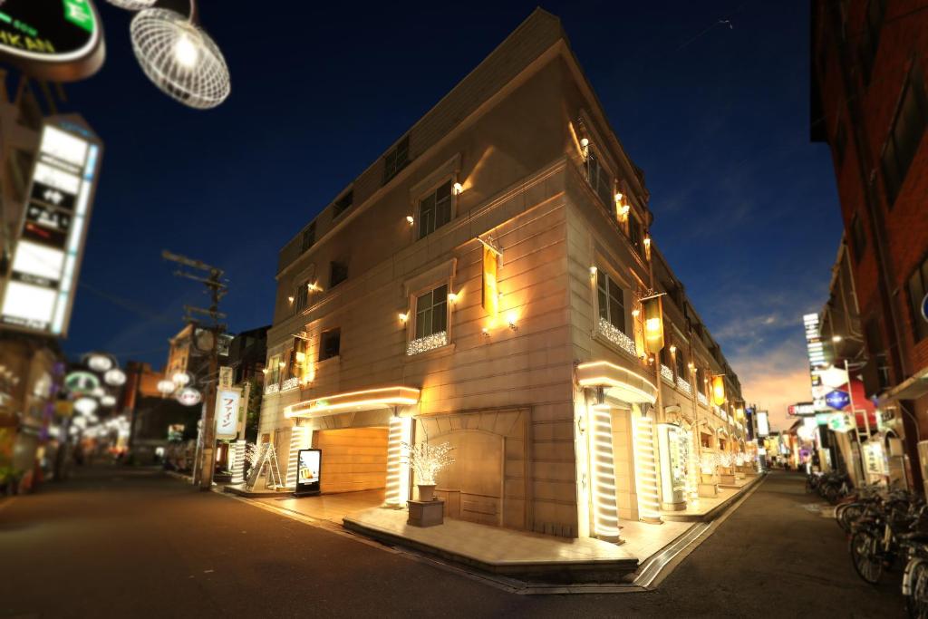 un edificio al lado de una calle por la noche en Hotel Fine Garden Umeda, en Osaka