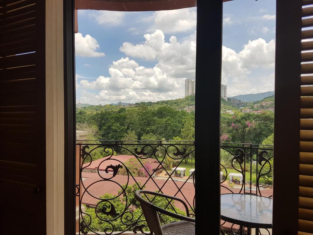 Nespecifikovaný výhled na hory nebo výhled na hory při pohledu z aparthotelu