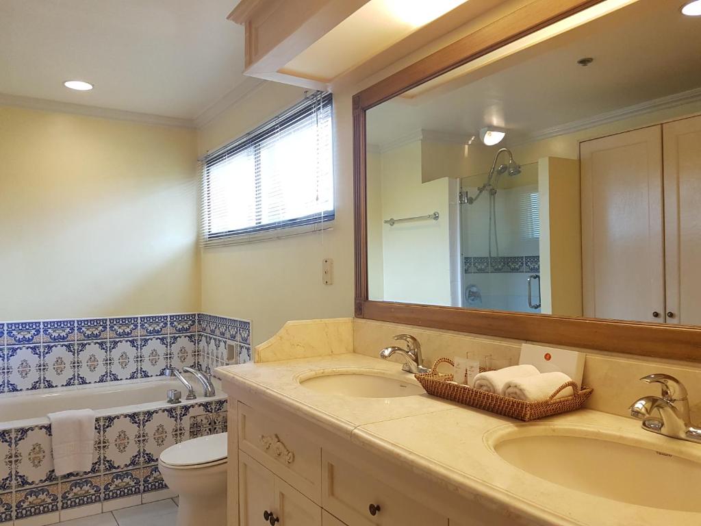 Koupelna v ubytování Sophia Suites Residence Hotel