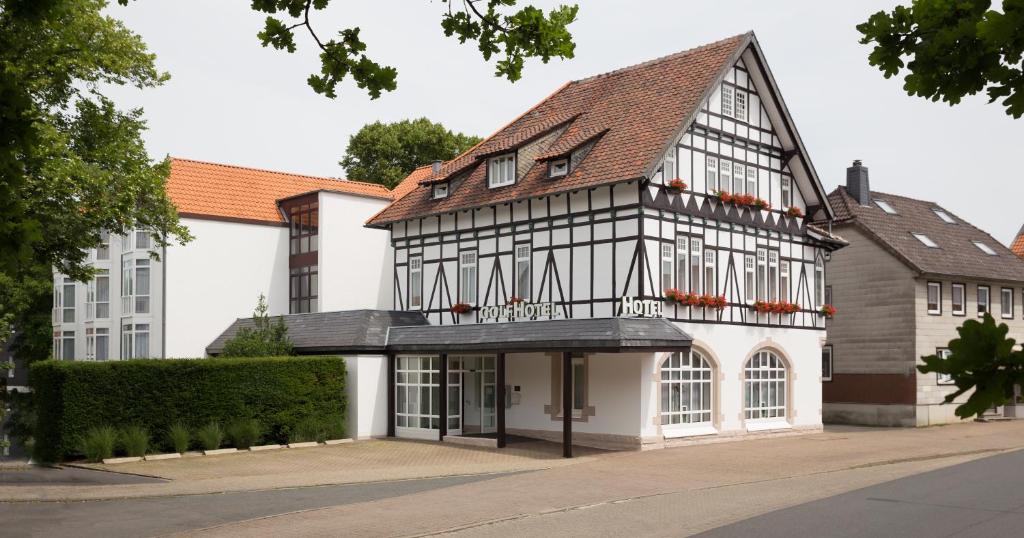 ein altes Haus mit einem schwarz-weißen Gebäude in der Unterkunft Boardinghouse am Wall in Salzgitter-Bad