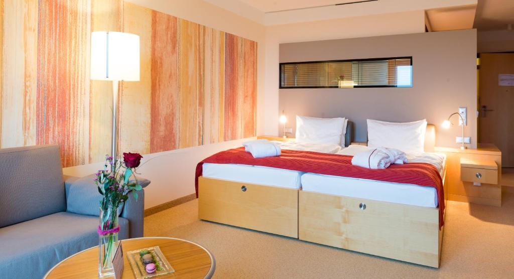 Ein Bett oder Betten in einem Zimmer der Unterkunft A-ROSA Travemünde