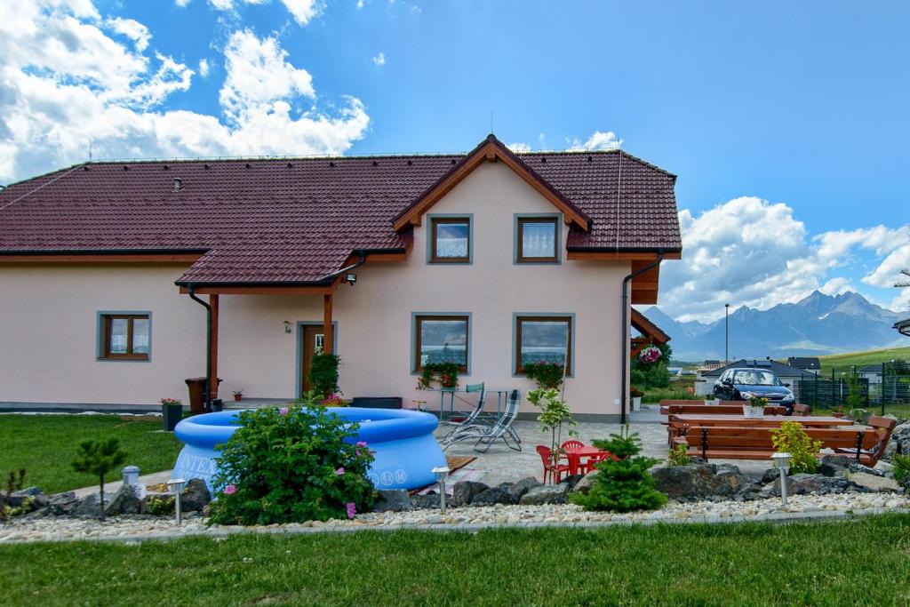 Nespecifikovaný výhled na hory nebo výhled na hory při pohledu z penzionu