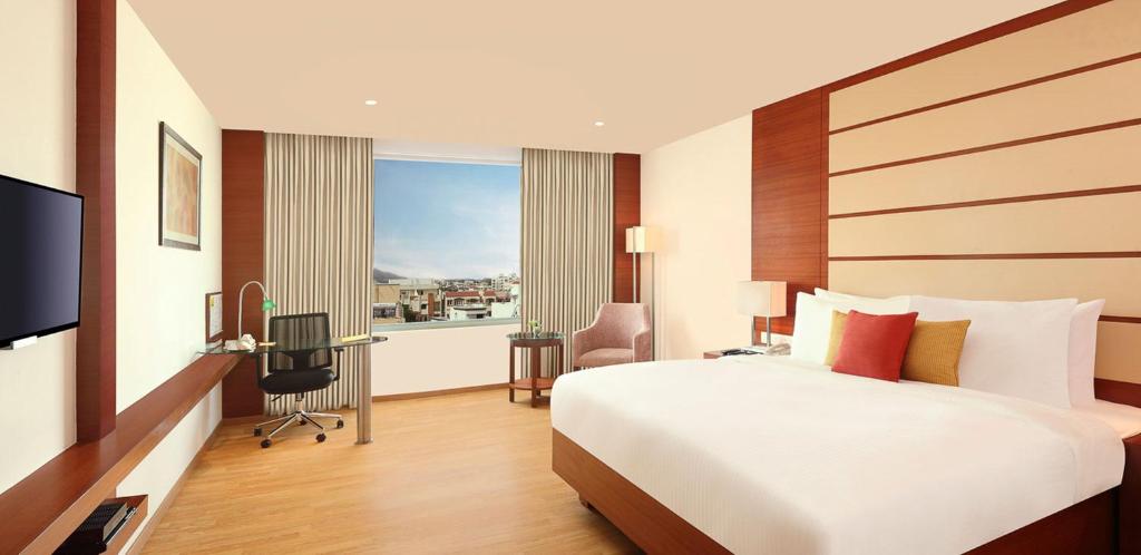 TV a/nebo společenská místnost v ubytování Lemon Tree Hotel Shimona Chennai