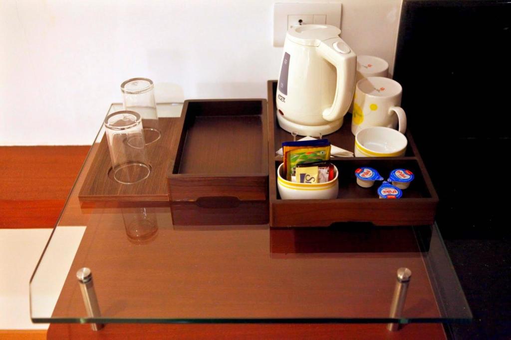 Příslušenství pro přípravu čaje a kávy v ubytování Lemon Tree Hotel Shimona Chennai
