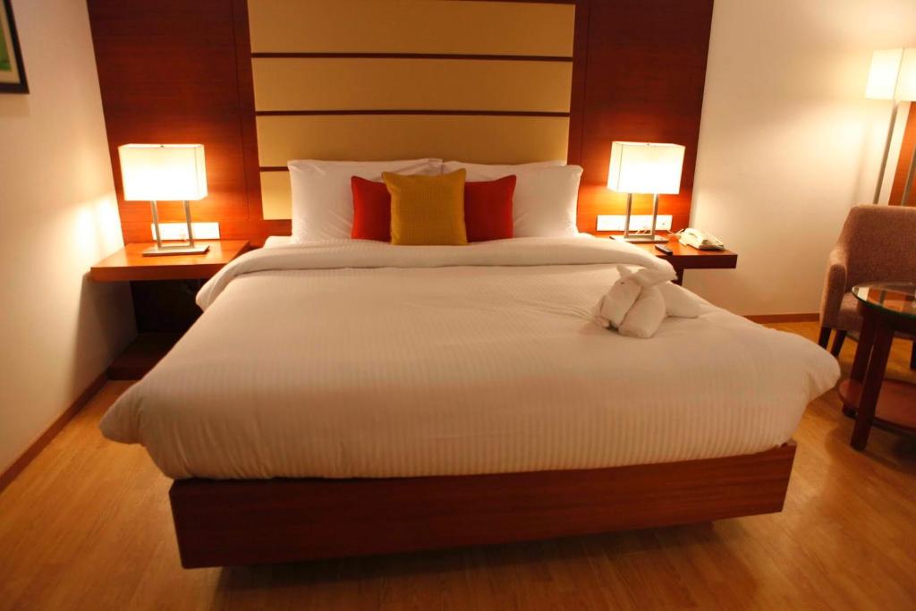 Postel nebo postele na pokoji v ubytování Lemon Tree Hotel Shimona Chennai