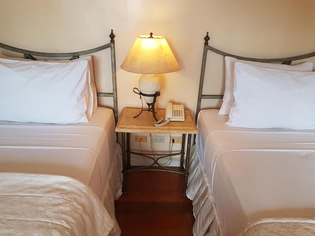 Postel nebo postele na pokoji v ubytování Sophia Suites Residence Hotel