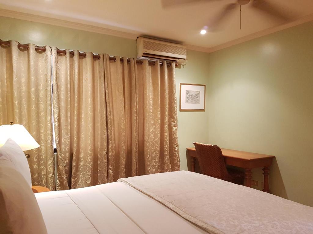 Postel nebo postele na pokoji v ubytování Sophia Suites Residence Hotel