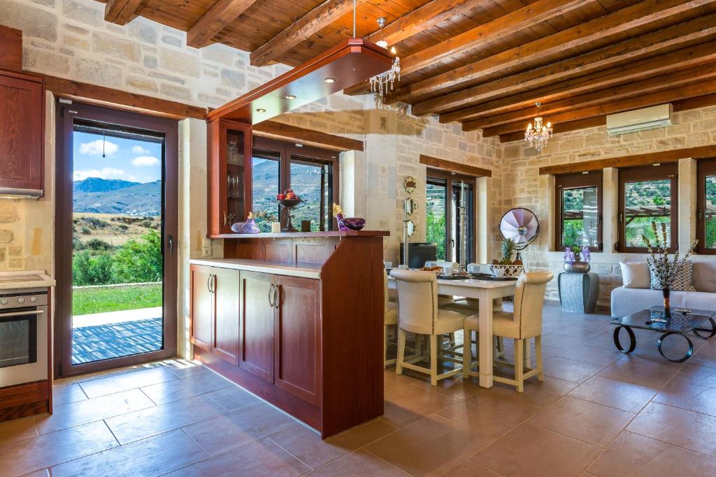 Fotografie z fotogalerie ubytování Poseidon Villa, nestled in the picturesque south, By ThinkVilla v destinaci Lefkogeia