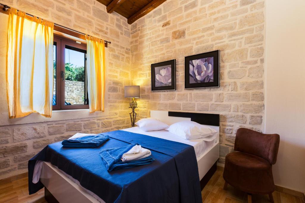 Postel nebo postele na pokoji v ubytování Poseidon Villa, nestled in the picturesque south, By ThinkVilla