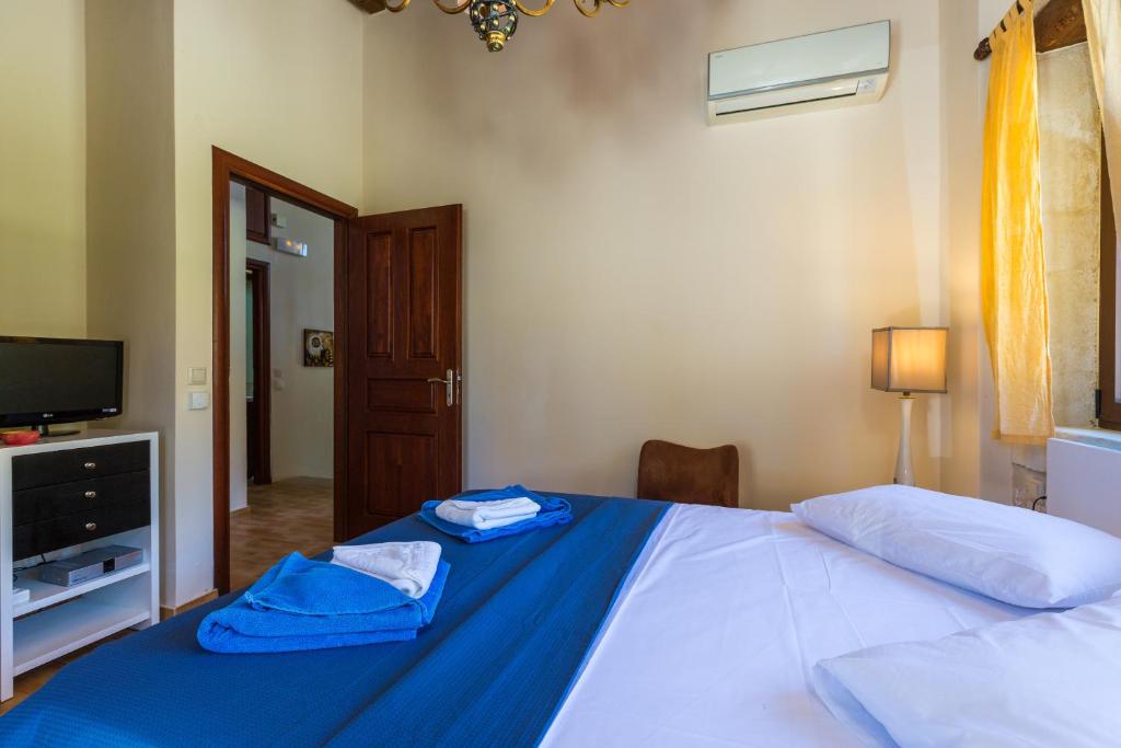 Postel nebo postele na pokoji v ubytování Poseidon Villa, nestled in the picturesque south, By ThinkVilla