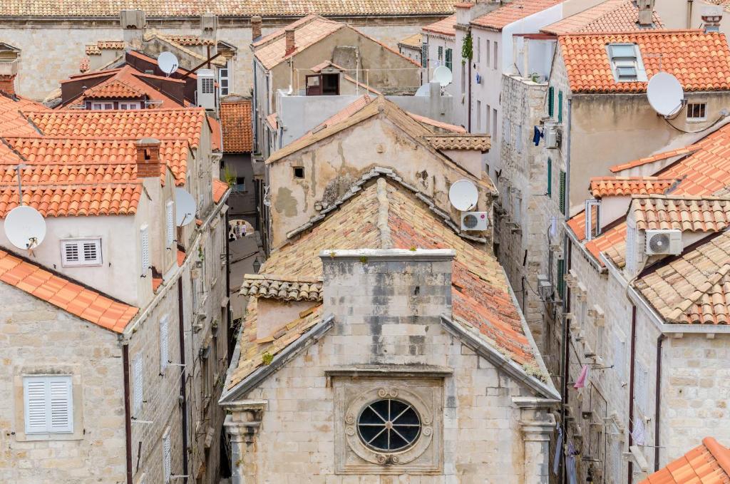 un antiguo edificio en la ciudad de Dubrovnik croatia en Cinema View House en Dubrovnik