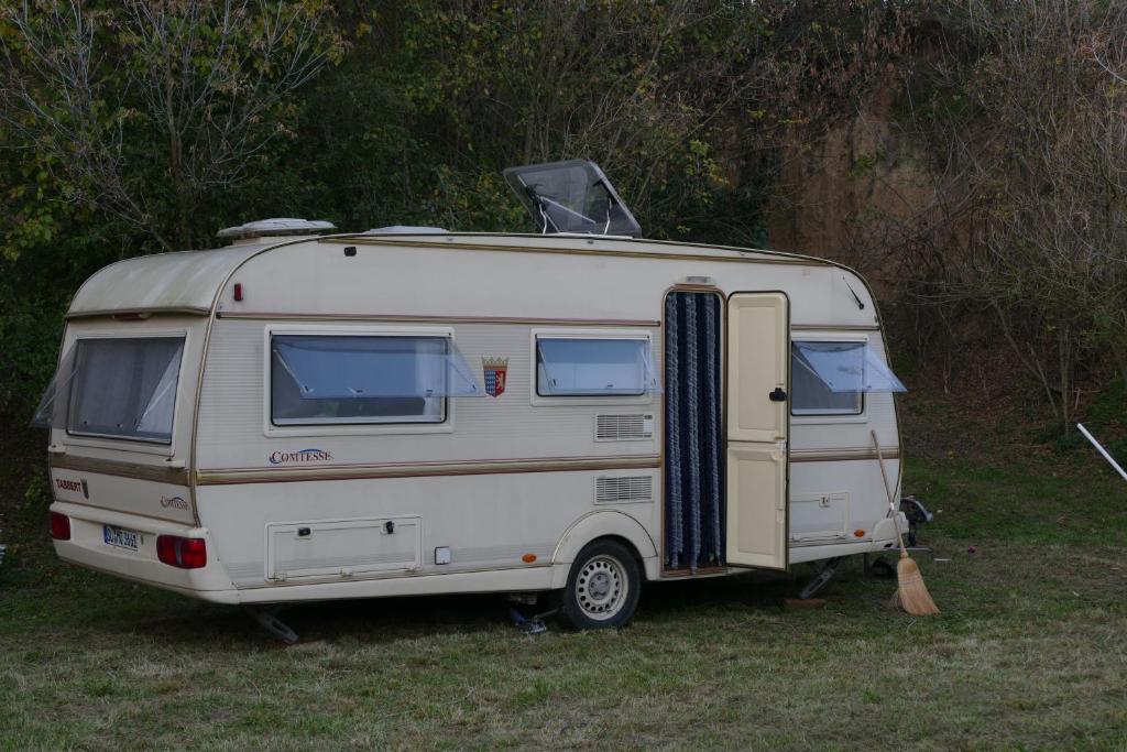 una caravana blanca estacionada en el césped en Komfortcaravan en Kalaznó