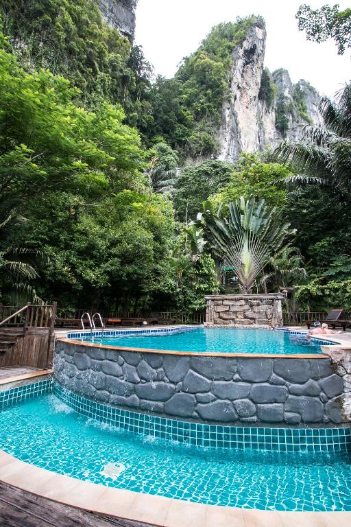 奥南海滩The Vatika Resort and Spa的一座带瀑布的游泳池