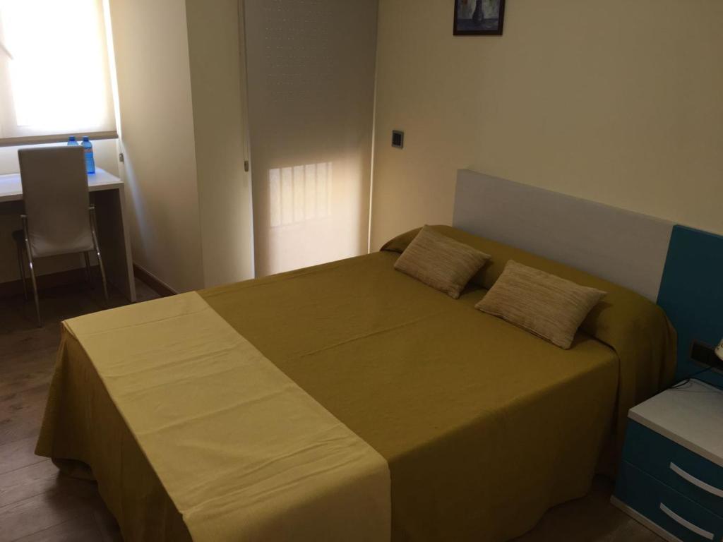 Cama o camas de una habitación en Hostal Doña Juana