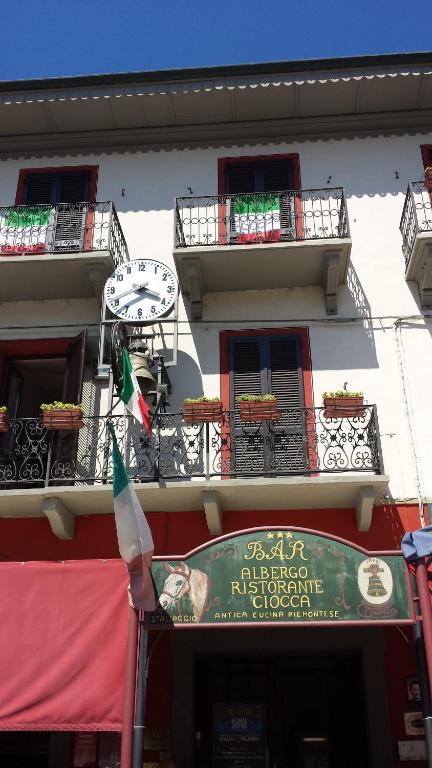 un edificio con 2 balcones y una señal en él en Hotel Ciocca, en Castelnuovo Don Bosco