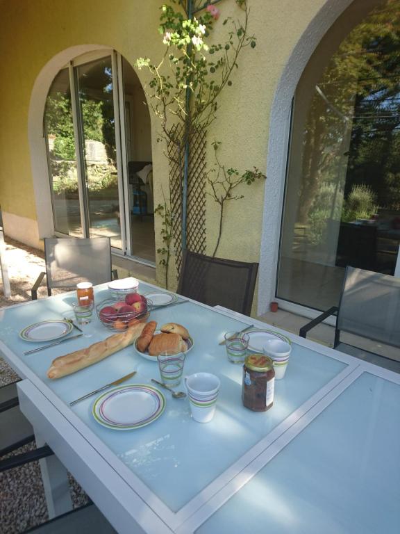 - une table avec du pain et de la confiture dans l'établissement La Figalie, à Saint Jean du Pin