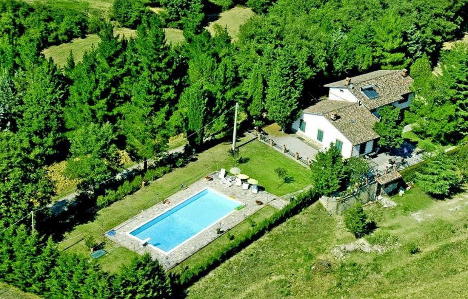 een luchtzicht op een huis met een zwembad bij Podere Poggio San Vito in Panicale