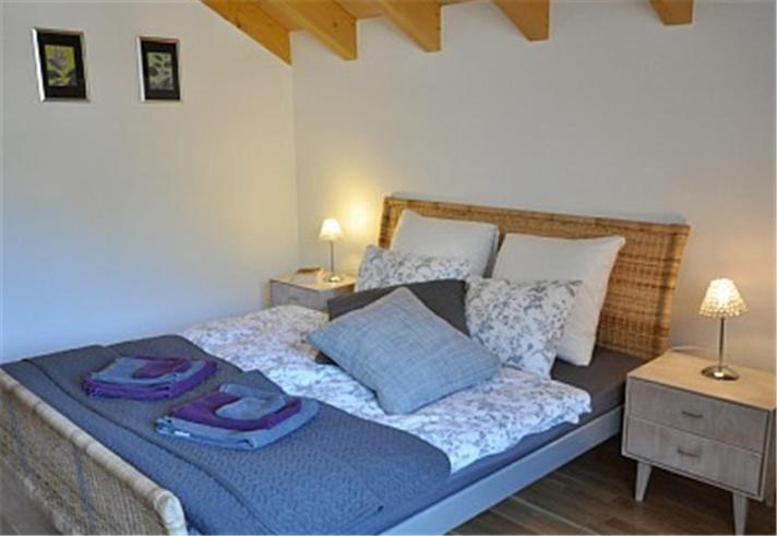 een slaapkamer met een bed met twee handdoeken erop bij Charming Penthouse in Lauterbrunnen