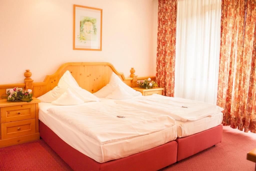 Postel nebo postele na pokoji v ubytování Elbhotel Bad Schandau