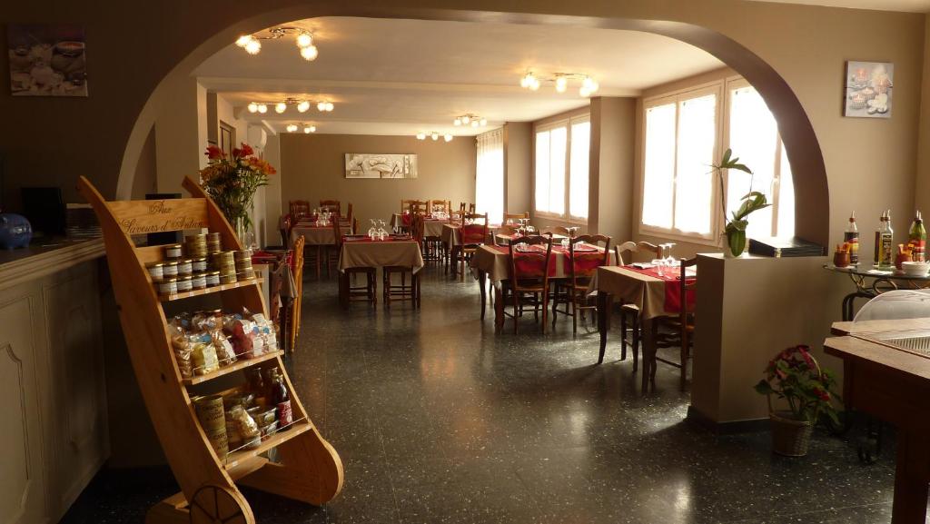 una sala da pranzo con tavoli e sedie in un ristorante di Chez Nous a Fitou