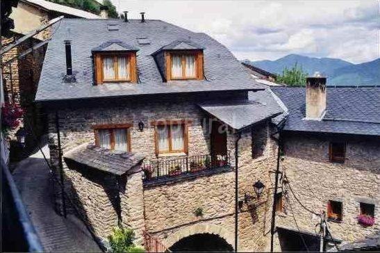 un gran edificio de ladrillo con ventanas y balcón en Casa Font de Seuri en Sauri