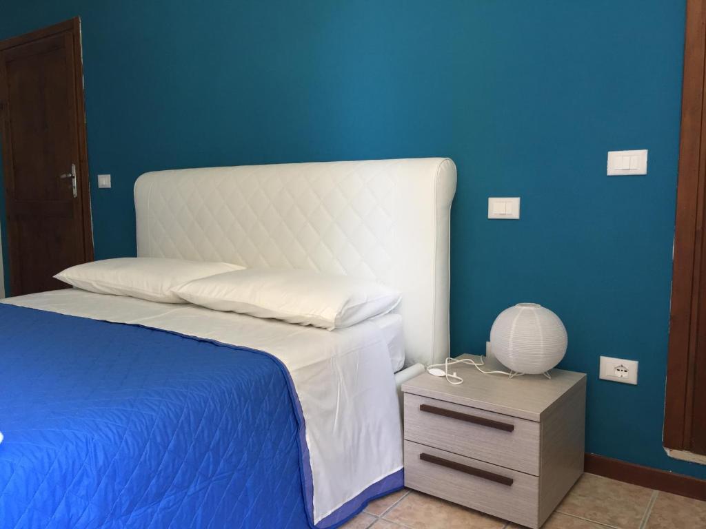 リヴォトルトにあるLa Chicca B&Bの青い壁のベッドルーム1室(ベッド1台付)