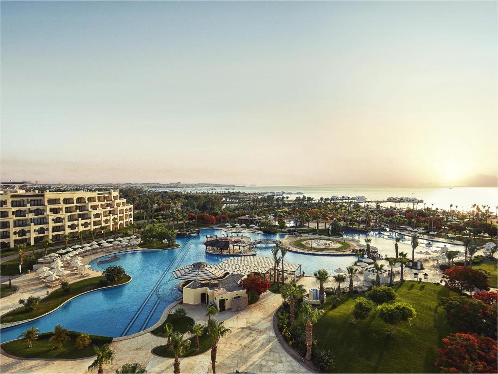 Steigenberger Aldau Beach Hotel في الغردقة: اطلالة جوية على منتجع مع مرسى