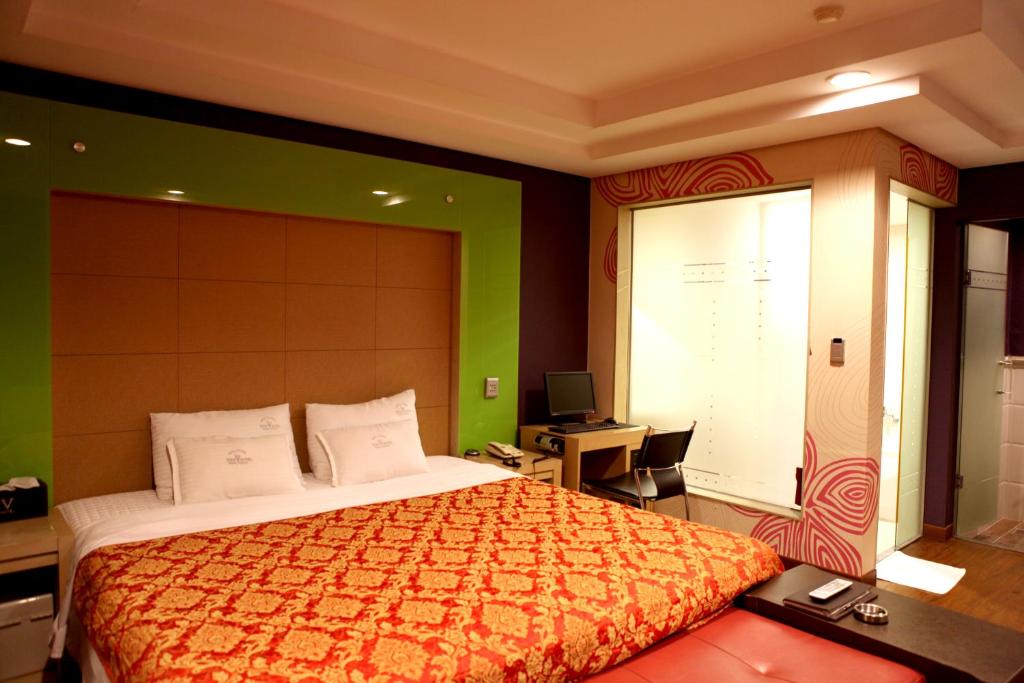 Postel nebo postele na pokoji v ubytování V Motel Songdo