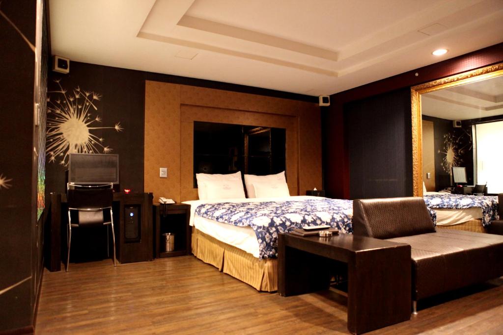 Postel nebo postele na pokoji v ubytování V Motel Songdo