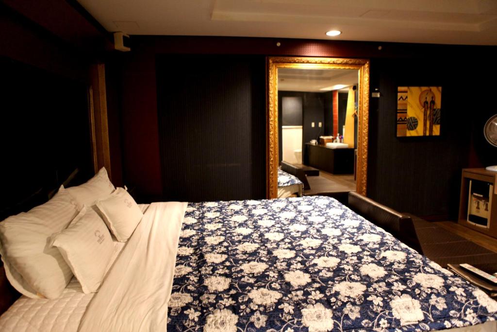 Postel nebo postele na pokoji v ubytování V Motel Songdo