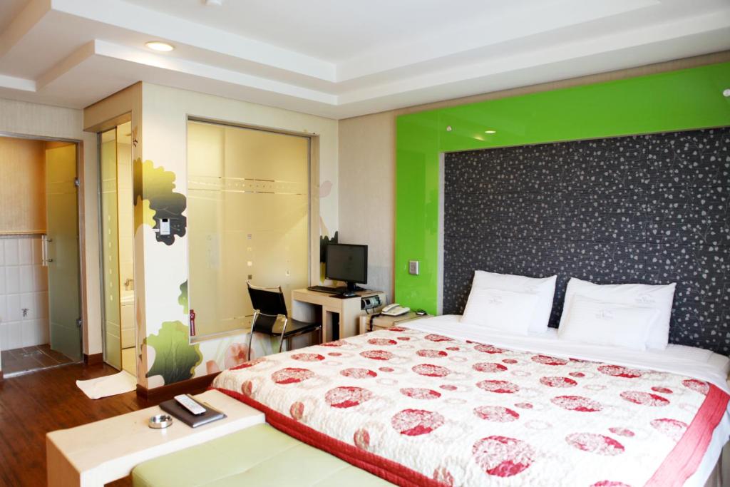 Postel nebo postele na pokoji v ubytování V Motel Songdo
