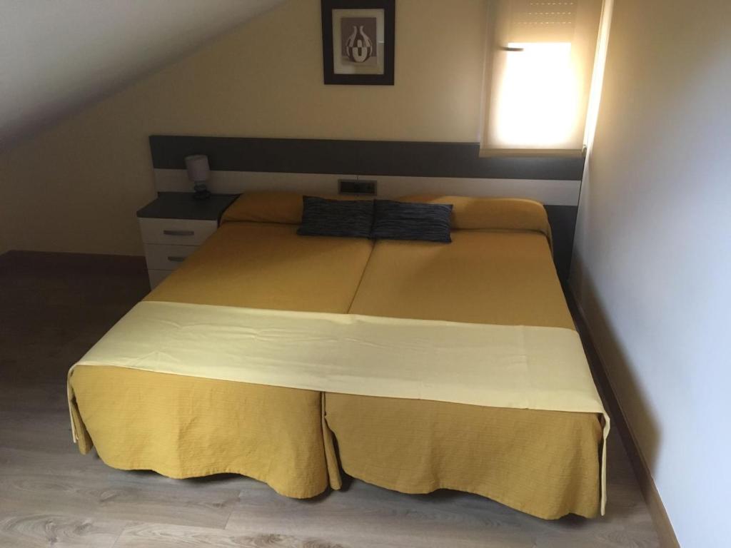 Cama o camas de una habitación en Hostal Doña Juana