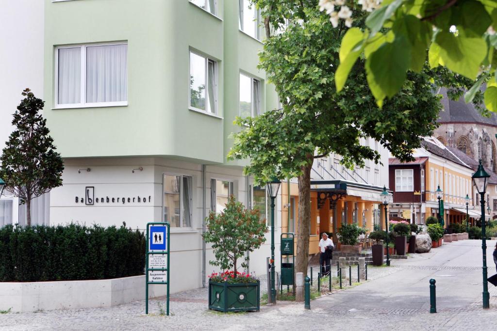 una calle en una ciudad con un edificio en Hotel Babenbergerhof, en Mödling