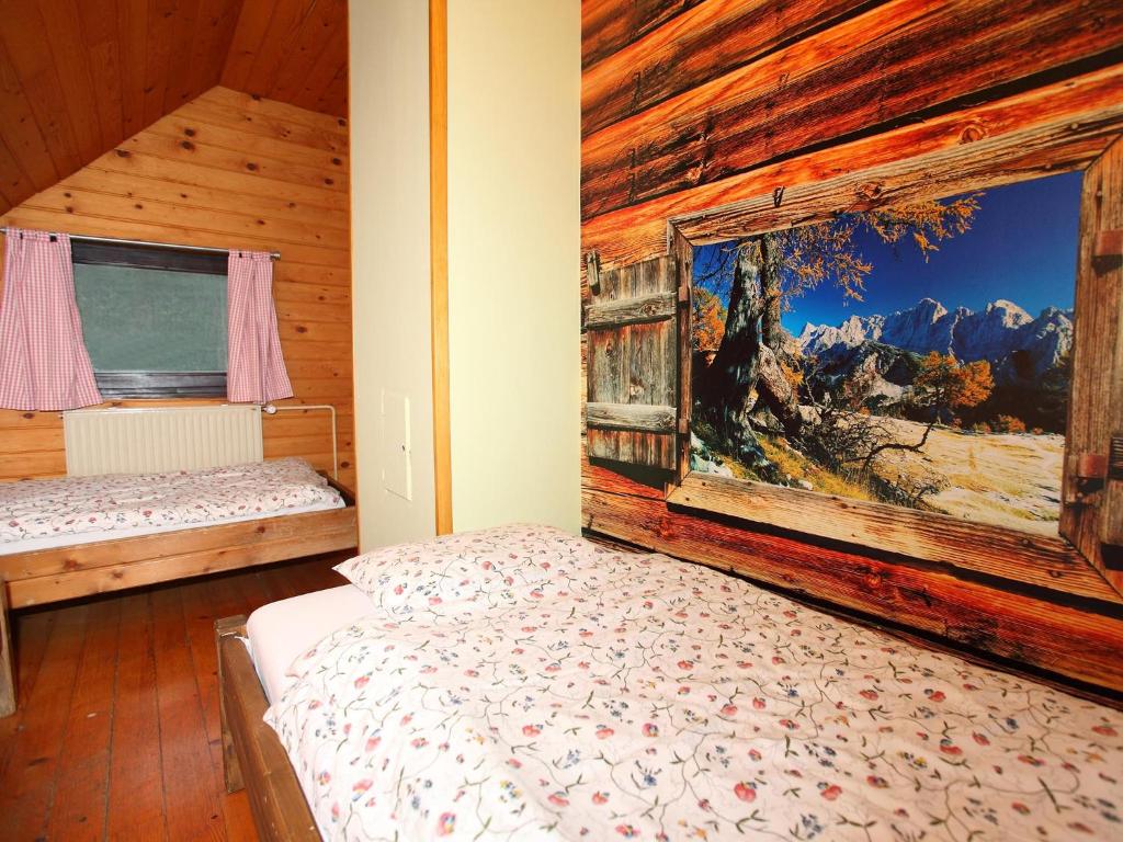 Postel nebo postele na pokoji v ubytování PLANINSKA KOČA NA GOZDU